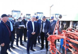 Ромитан туманида баҳорги дала ишларида қатнашадиган қишлоқ хўжалиги техникалари шайлиги кўздан кечирилди